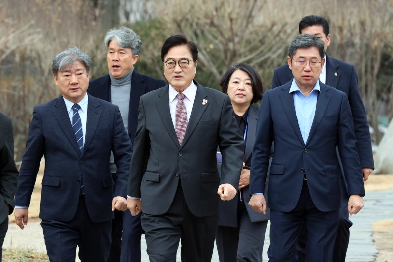 우원식 국회의장이 5일 신년 기자회견을 위해 서울 여의도 국회 사랑재에 입장하고 있다. 2026.2.5/뉴스1 ⓒ News1 국회사진기자단