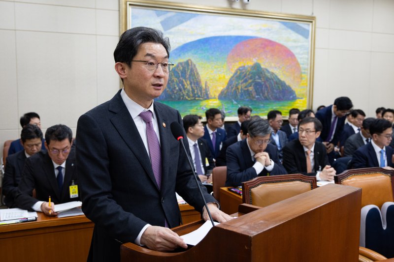 이억원 금융위원장이 5일 서울 여의도 국회에서 열린 제432회 국회(임시회) 정무위원회 제1차 전체회의에서 업무현황보고를 하고 있다. 2026.2.5/뉴스1 ⓒ News1 유승관 기자