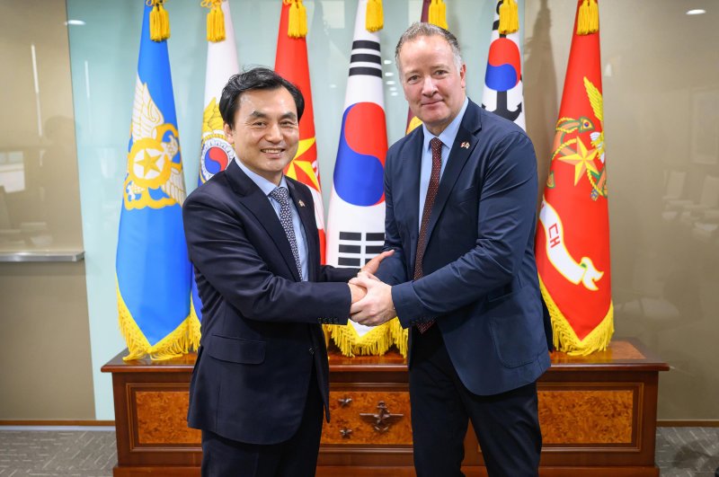 안규백 국방부 장관이 5일 서울 용산국 국방부에서 스티븐 퓨어 캐나다 국방조달 특임장관을 접견, 악수하고 있다. 국방부 제공