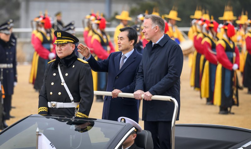 안규백 국방부 장관과 스티븐 퓨어 캐나다 국방조달 특임장관이 5일 서울 용산구 국방부 연병장에서 열린 의장행사에서 사열하고 있다. 국방부 제공