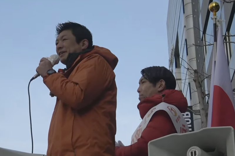 5일 일본 교토부 교토역 근처에서 열린 참정당 유세에서 가미야 소헤이 대표가 연설하고 있다. (사진=참정당 유튜브 갈무리)