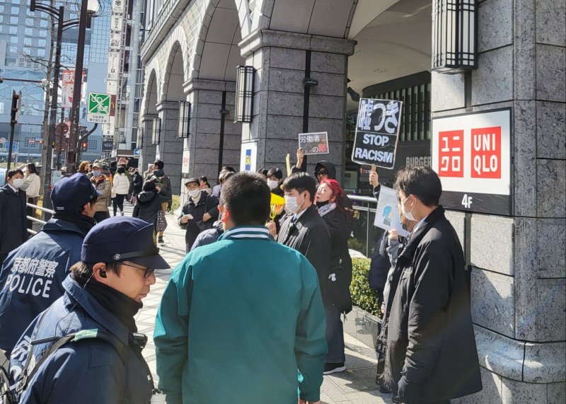5일 일본 교토부 교토역 근처에서 열린 참정당 유세에서 소규모 시위대가 참정당을 "거짓말쟁이"라고 비난하거나 "인종차별을 멈춰라"라고 적인 피켓을 들고 있다. 2026.02.05/뉴스1ⓒ News1 김지완 기자