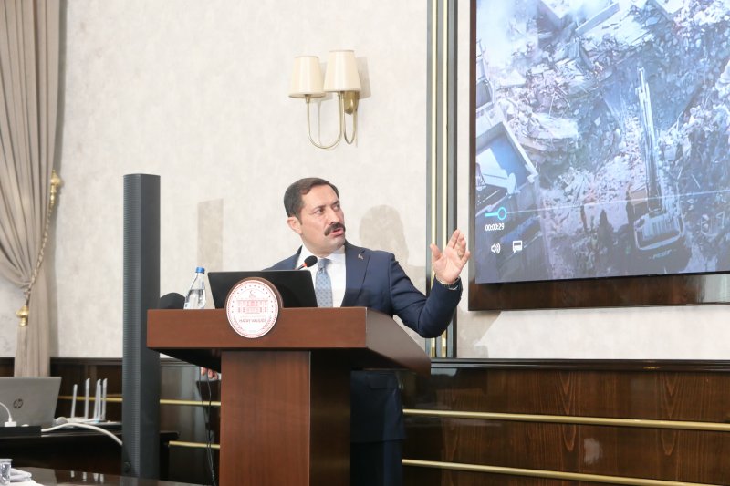 무스타파 마사틀르 튀르키예 하타이 주지사가 4일(현지시간) 국내외 기자들을 대상으로 하타이의 지진 복구 상황을 브리핑 하고 있다. 2026.02.04/ⓒ 뉴스1 김민수 기자