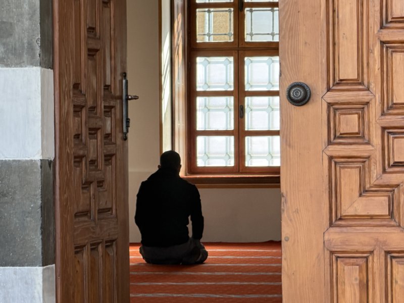 4일(현지시간) 튀르키예 하타이주 안타키아의 하비브-이 네자르 모스크(Habib-i Nejjar Mosque)에서 한 남성이 메카 방향을 향해 기도를 드리고 있다. 2026.02.04/ⓒ 뉴스1