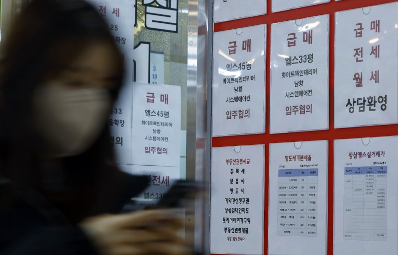 청와대가 다주택자 양도소득세 중과 유예 종료를 오는 5월 9일로 확정하며 다주택자들을 강하게 압박하는 가운데 3일 서울 송파구 한 공인중개사 사무실에 아파트 급매 안내문이 붙어 있다. 이재명 대통령은 전날 '개포 4억 낮춘 급매 나와…"좀 더 지켜보자＂ 거래는 아직'이라는 제목의 기사를 엑스에 공유하며 부동산 시장 상황을 예의주시하고 있는 것으로 보인다. 2026.2.3/뉴스1 ⓒ News1 박정호 기자