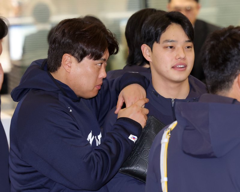 [인천공항=뉴시스] 홍효식 기자 = 대한민국 야구국가대표팀 류현진(왼쪽), 문동주가 9일 미국령 사이판에서 열리는 2026 월드베이스볼클래식(WBC) 1차 캠프 전지훈련에 참가하기 위해 인천국제공항 제1터미널에서 출국 수속을 기다리고 있다. 2026.01.09. yesphoto@newsis.com