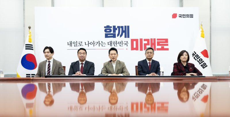 장동혁 국민의힘 대표가 5일 서울 여의도 국회에서 기자간담회를 열고 거취 표명 요구에 대한 입장을 밝히고 있다. 2026.2.5/뉴스1 ⓒ News1 이승배 기자