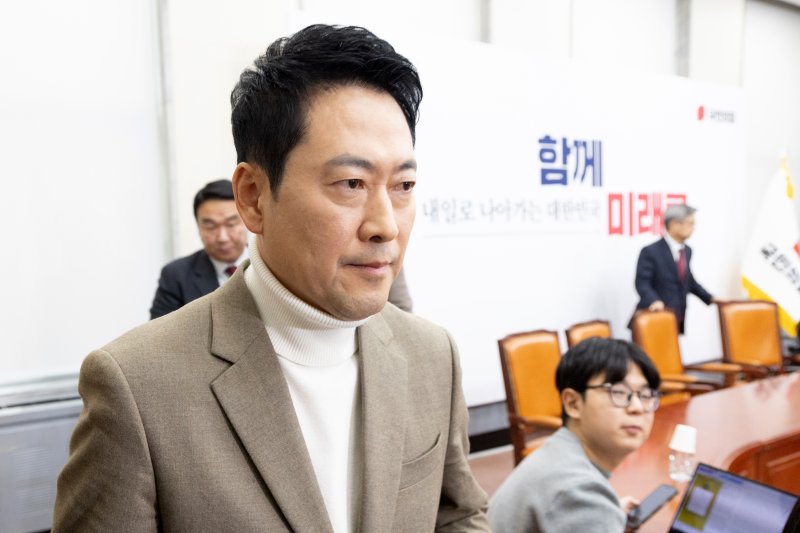 장동혁 국민의힘 대표가 5일 서울 여의도 국회에서 기자간담회를 열고 거취 표명 요구에 대한 입장을 밝힌 뒤 간담회장을 나서고 있다. 2026.2.5/뉴스1 ⓒ News1 이승배 기자