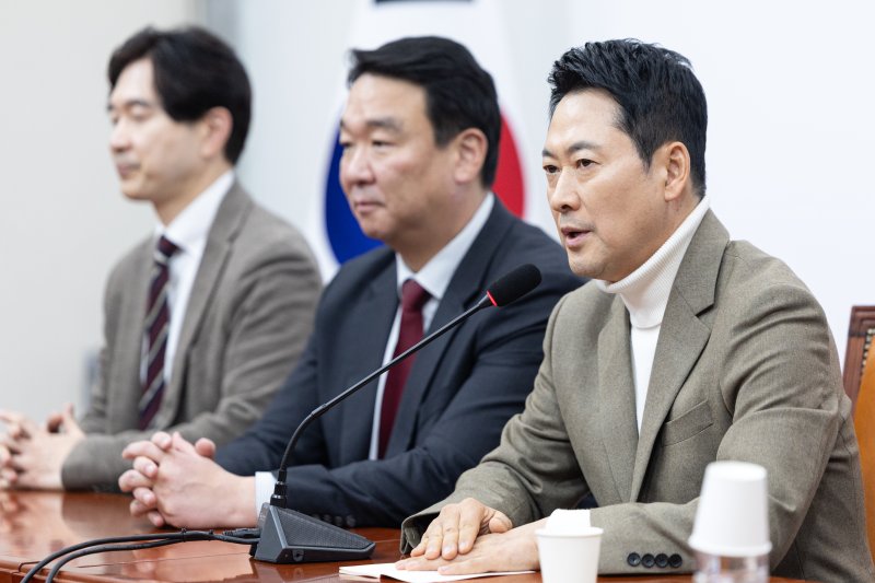 장동혁 국민의힘 대표가 5일 서울 여의도 국회에서 기자간담회를 열고 거취 표명 요구에 대한 입장을 밝히고 있다. 2026.2.5/뉴스1 ⓒ News1 이승배 기자