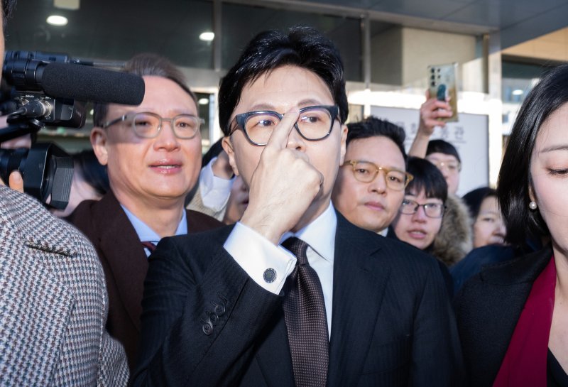 한동훈 전 국민의힘 대표가 지난 1월 29일 서울 여의도 국회 소통관에서 국민의힘 지도부의 제명 결정에 관한 입장 발표를 마치고 차량으로 향하는 모습. (공동취재) 2026.1.29/뉴스1 ⓒ News1 이승배 기자