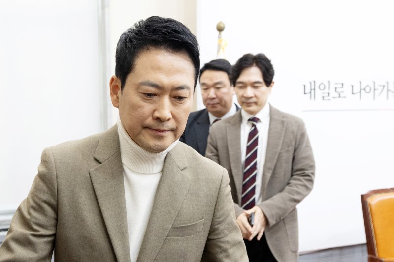 장동혁 국민의힘 대표가 5일 서울 여의도 국회에서 기자간담회를 열고 거취 표명 요구에 대한 입장을 밝힌 뒤 간담회장을 나서고 있다. 2026.2.5/뉴스1 ⓒ News1 이승배 기자