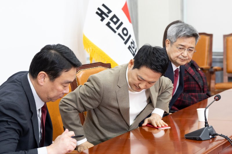 장동혁 국민의힘 대표가 5일 서울 여의도 국회에서 기자간담회를 열고 거취 표명 요구에 대한 입장을 밝힌 뒤 자리에서 일어나고 있다. 2026.2.5/뉴스1 ⓒ News1 이승배 기자