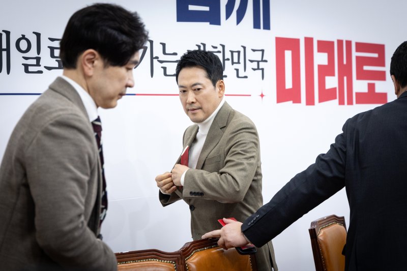 장동혁 국민의힘 대표가 5일 서울 여의도 국회에서 기자간담회를 열고 거취 표명 요구에 대한 입장을 밝힌 뒤 간담회장을 나서고 있다. 2026.2.5/뉴스1 ⓒ News1 이승배 기자