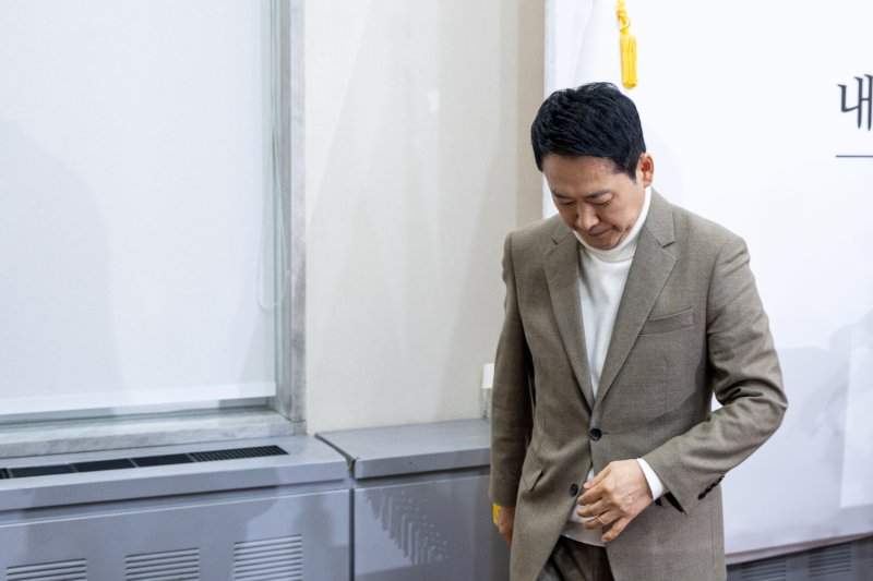 장동혁 국민의힘 대표가 5일 서울 여의도 국회에서 기자간담회를 열고 거취 표명 요구에 대한 입장을 밝히고 간담회장을 나서고 있다. 2026.2.5/뉴스1 ⓒ News1 이승배 기자