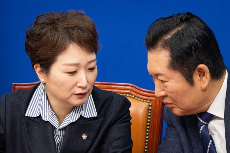 정청래 더불어민주당 대표와 이언주 최고위원이 4일 서울 여의도 국회에서 열린 최고위원회의에서 대화하고 있다. 2026.2.4/뉴스1 ⓒ News1 유승관 기자