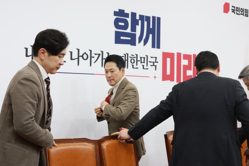 [서울=뉴시스] 고승민 기자 = 장동혁 국민의힘 대표가 5일 서울 여의도 국회 회의실에서 현안 기자간담회를 마친 후 회의실을 나서고 있다. 2026.02.05. kkssmm99@newsis.com