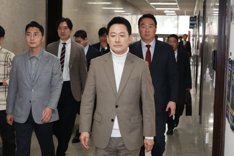 [서울=뉴시스] 고승민 기자 = 장동혁 국민의힘 대표가 5일 서울 여의도 국회에서 현안 기자간담회를 마친 후 당대표실로 향하고 있다. 2026.02.05. kkssmm99@newsis.com