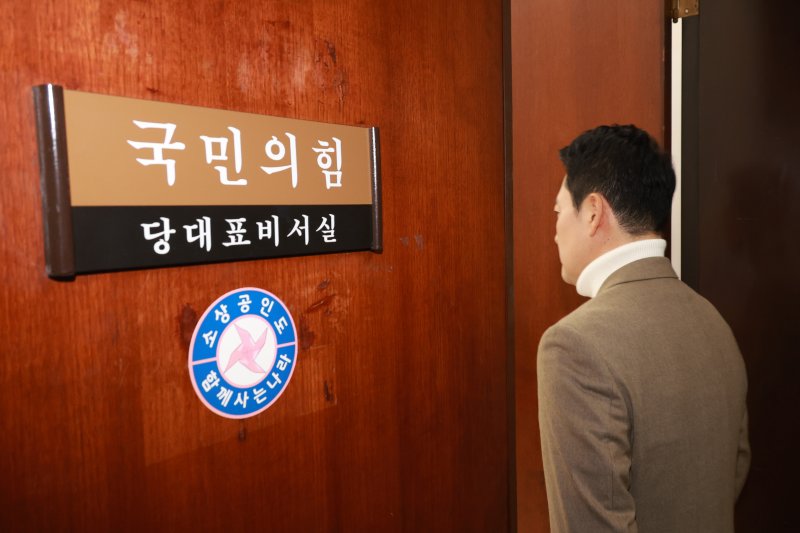 [서울=뉴시스] 고승민 기자 = 장동혁 국민의힘 대표가 5일 서울 여의도 국회에서 현안 기자간담회를 마친 후 당대표실로 향하고 있다. 2026.02.05. kkssmm99@newsis.com