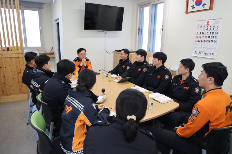 [제주=뉴시스] 강성부 제주동부소방서장이 3일 지역내 119센터를 찾아 일선 현장 대원들의 애로사항 청취 및 소통의 시간을 가지고 있다. (사진=제주동부소방서 제공) 2026.02.05. photo@newsis.com