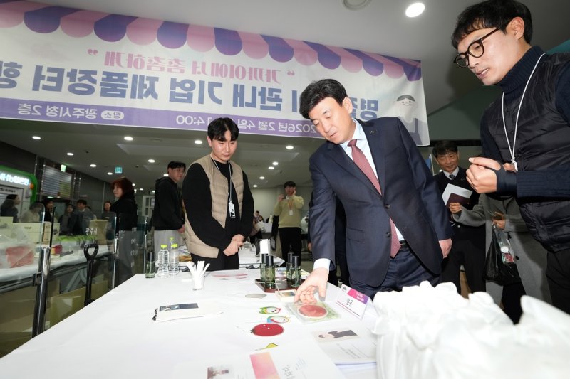 [경기광주=뉴시스]광주시가 지역 내 기업들의 판로개척을 위해 기업제품 판매 장터를 개최했다(사진=광주시 제공)2026.02.05.photo@newsis.com