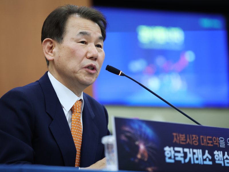 정은보 한국거래소 이사장이 5일 오후 서울 영등포구 여의도 한국거래소 마켓타워에서 열린 '2026년도 신년 기자간담회'에서 취재진 질문에 답하고 있다. 이날 한국거래소는 기자간담회를 통해 '자본시장 대도약을 위한 핵심 전략'을 발표했다. ⓒ News1 황기선 기자