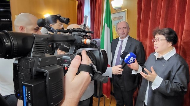 [서울=뉴시스] 이탈리아 현지 언론과 김종희(오른쪽 첫 번째) 총장이 인터뷰를 진행하고 있다. (사진=상명대 제공) 2026.02.05. photo@newsis.com *재판매 및 DB 금지