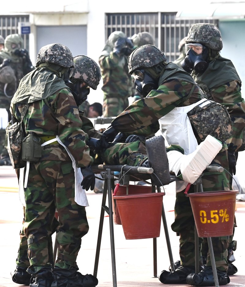 [오산=뉴시스] 김종택 기자 = 5일 경기 오산시 오산종합운동장에서 전술핵이 투발되어 피해를 입은 상황을 가정한 '핵전하 사후관리 훈련'이 진행되고 있다.이날 훈련에는 육군 제51사단 비룡여단, 해군2함대, 군사경찰대 등 120여 명이 참가했다. 2026.02.05. jtk@newsis.com