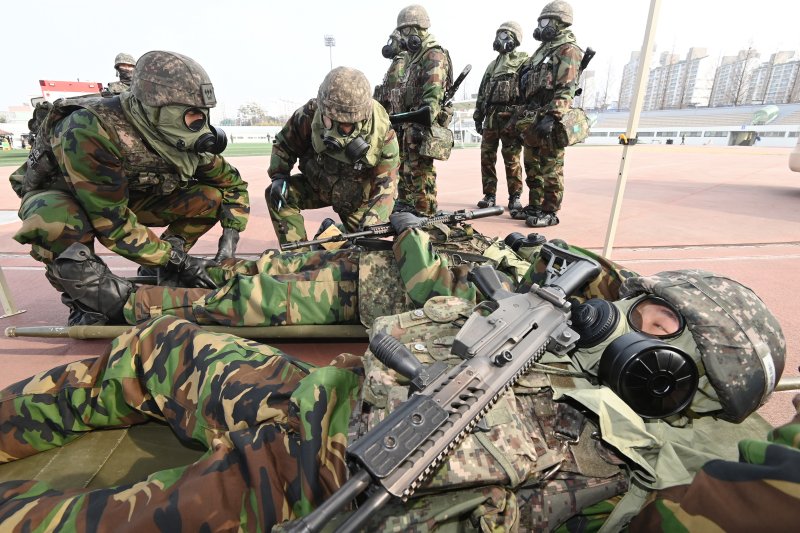 [오산=뉴시스] 김종택 기자 = 5일 경기 오산시 오산종합운동장에서 전술핵이 투발되어 피해를 입은 상황을 가정한 '핵전하 사후관리 훈련'이 진행되고 있다.이날 훈련에는 육군 제51사단 비룡여단, 해군2함대, 군사경찰대 등 120여 명이 참가했다. 2026.02.05. jtk@newsis.com