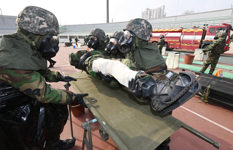 [오산=뉴시스] 김종택 기자 = 5일 경기 오산시 오산종합운동장에서 전술핵이 투발되어 피해를 입은 상황을 가정한 '핵전하 사후관리 훈련'이 진행되고 있다.이날 훈련에는 육군 제51사단 비룡여단, 해군2함대, 군사경찰대 등 120여 명이 참가했다. 2026.02.05. jtk@newsis.com
