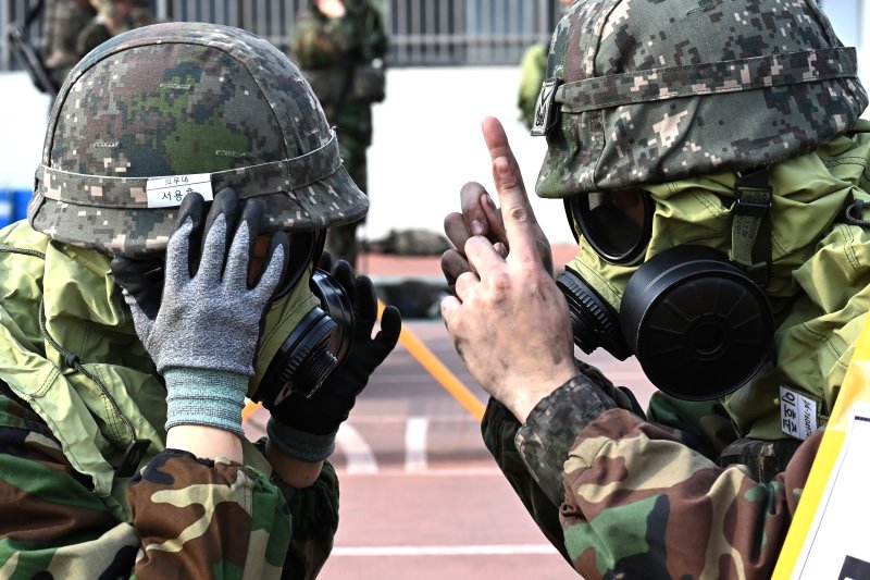 [오산=뉴시스] 김종택 기자 = 5일 경기 오산시 오산종합운동장에서 전술핵이 투발되어 피해를 입은 상황을 가정한 '핵전하 사후관리 훈련'이 진행되고 있다. 이날 훈련에는 육군 제51사단 비룡여단, 해군2함대, 군사경찰대 등 120여 명이 참가했다. 2026.02.05. jtk@newsis.com
