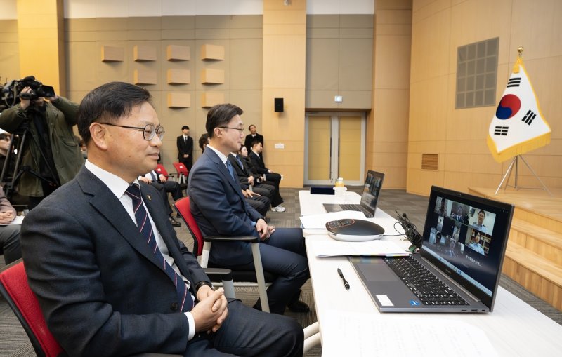 선원들과의 화상 대화 (출처=연합뉴스)