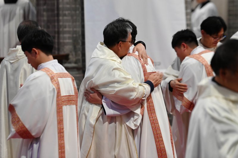 [서울=뉴시스] 사진공동취재단 = 5일 서울 중구 명동대성당에서 열린 2026년 천주교 서울대교구 부제 서품식에서 추천 사제들이 수품자들에게 부제복을 입혀주고 있다. 2026.02.05. photo@newsis.com