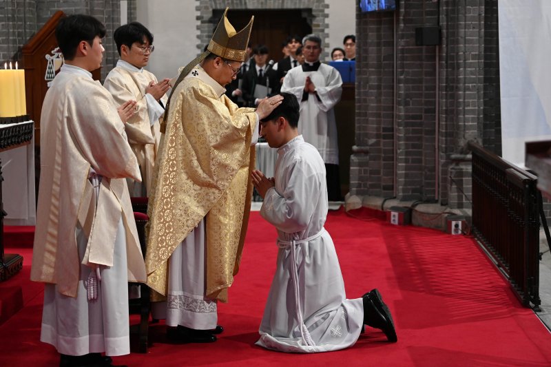 [서울=뉴시스] 사진공동취재단 = 5일 서울 중구 명동대성당에서 열린 2026년 천주교 서울대교구 부제 서품식에서 부제 수품자가 정순택 대주교에게 안수받고 있다. 2026.02.05. photo@newsis.com