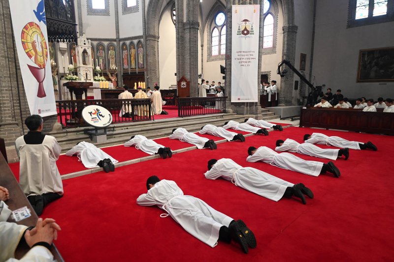 [서울=뉴시스] 사진공동취재단 = 5일 서울 중구 명동대성당에서 열린 2026년 천주교 서울대교구 부제 서품식에서 부제 수품자들이 부복하고 있다. 2026.02.05. photo@newsis.com