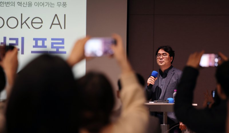 [서울=뉴시스] 조성우 기자 = 삼성전자 가전사업부 에어 솔루션 개발팀장 신문선 상무가 5일 오전 서울 서초구 삼성전자 서울R&D캠퍼스에서 열린 2026년형 에어컨 신제품 미디어 브리핑에서 2026년형 비스포크 AI 무풍콤보 갤러리 프로 소개 발표하고 있다. 2026.02.05. xconfind@newsis.com