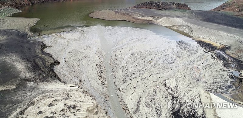 바닥 드러난 오봉저수지 (출처=연합뉴스)
