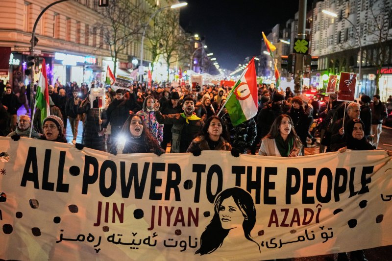 [베를린=AP/뉴시스] 지난달 14일(현지 시간) 독일 베를린에서 시위대가 펼침막을 들고 이란 반정부 시위에 연대하는 집회를 열고 있다. 2026.02.05.