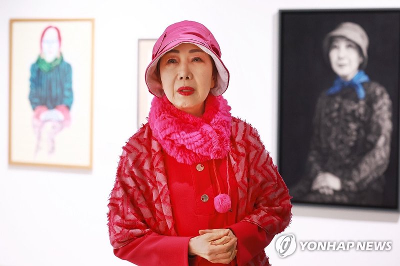 초상화 소개하는 이명옥 사비나미술관장 (출처=연합뉴스)