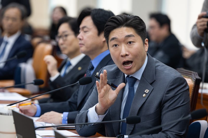 김용만 더불어민주당 의원이 5일 서울 여의도 국회에서 열린 제432회 국회(임시회) 정무위원회 제1차 전체회의에서 김병주 MBK파트너스 고발 건과 관련해 윤한홍 정무위원장의 의사진행에 항의하고 있다. 2026.2.5/뉴스1 ⓒ News1 유승관 기자