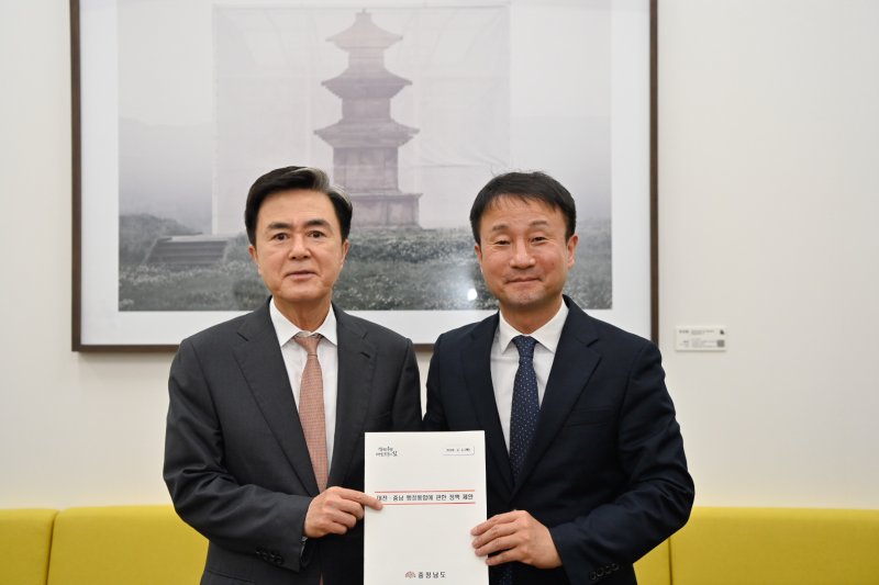 김태흠 충남지사(왼쪽)가 한병도 민주당 원내대표와 면담 전 기념촬영을 하고 있다.(도 제공. 재판매 및 DB금지)/뉴스1