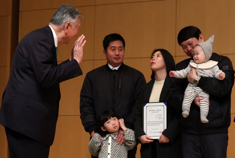 [서울=뉴시스] 이영환 기자 = 이중근 부영그룹 회장이 5일 오전 서울 중구 부영 태평빌딩에서 열린 부영그룹 시무식에 참석해 출산장려금 지급에 앞서 한 아이와 인사를 나누고 있다. 2026.02.05. 20hwan@newsis.com