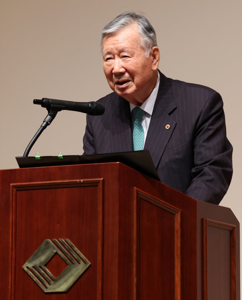 [서울=뉴시스] 이영환 기자 = 이중근 부영그룹 회장이 5일 오전 서울 중구 부영 태평빌딩에서 열린 부영그룹 시무식에 참석해 신년사를 하고 있다. 2026.02.05. 20hwan@newsis.com