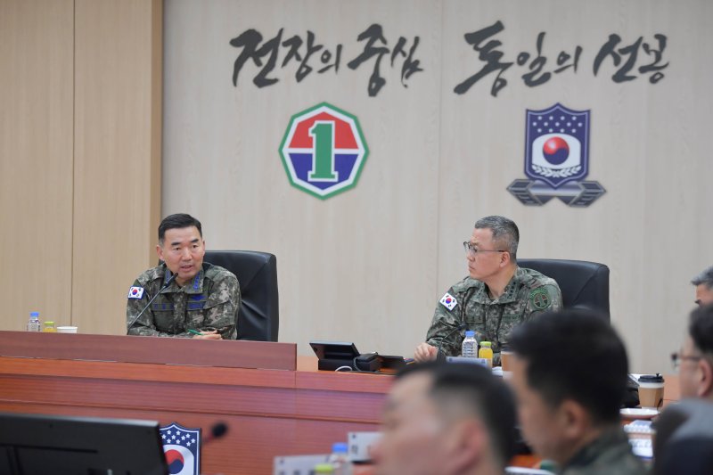 진영승 합동참모본부 의장이 5일 지상작전사령부를 방문해 전술토의에서 작전지도를 하고 있다. 합동참모본부 제공
