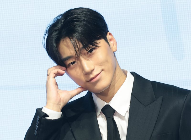 그룹 에이티즈(ATEEZ) 산이 5일 서울 영등포구 페어몬트 앰배서더 호털에서 가진 미니 13집 '골든 아워 : 파트 4 (GOLDEN HOUR : Part.4)' 발매 기념 기자간담회에 참석해 포즈를 취하고 있다. 2026.2.5/뉴스1 ⓒ News1 권현진 기자