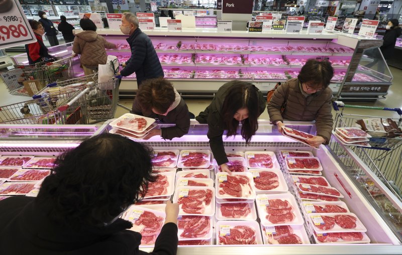 [서울=뉴시스] 김근수 기자 = 사진은 지난달 28일 서울 시내의 한 대형마트에서 한 시민들이 고기를 고르고 있는 모습. 2025.01.28. ks@newsis.com