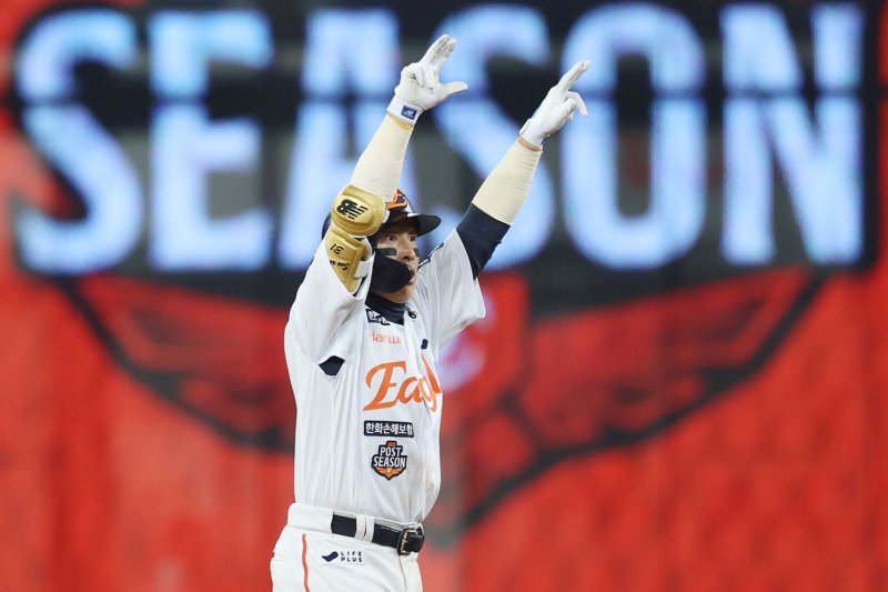 [대전=뉴시스] 조성우 기자 = 30일 대전 중구 한화생명볼파크에서 열린 2025 KBO 한국시리즈 4차전 LG 트윈스와 한화 이글스의 경기, 한화 7회말 공격 1사 주자 1루서 손아섭이 내야안타를 때리고 출루, LG 3루수 송구 실책으로 2루까지 진루한 뒤 기뻐하고 있다. 2025.10.30. xconfind@newsis.com