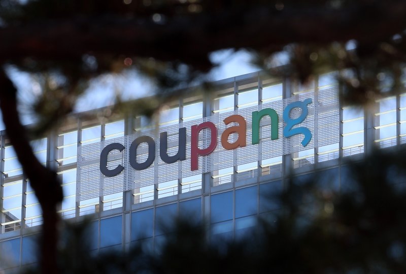 [서울=뉴시스] 이영환 기자 = 경찰이 김병기 무소속 의원이 쿠팡 전 대표와 고가의 식사를 하고 이 회사에 취업한 전 보좌진에 인사 불이익을 요청했다는 의혹과 관련해 29일 서울 송파구 쿠팡 본사와 서초구 쿠팡 사회공헌위원회에 대해 압수수색에 들어갔다. 사진은 이날 쿠팡 본사의 모습. 2026.01.29. 20hwan@newsis.com