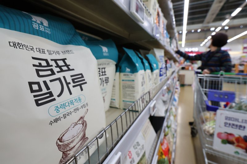 [서울=뉴시스] 권창회 기자 = 서울 시내 대형마트에 진열된 밀가루. 2024.03.06. kch0523@newsis.com