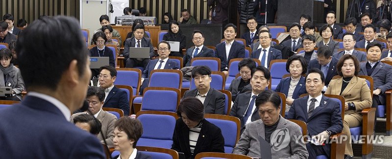 합당 관련 정청래 발언듣는 민주당 의원들 (출처=연합뉴스)
