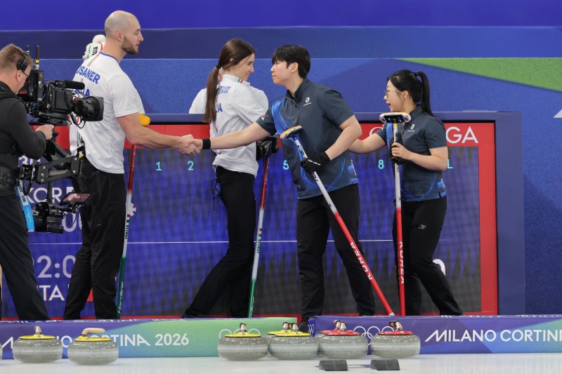 라운드로빈 2차전 나선 컬링 믹스더블 대표팀 (코르티나담페초=연합뉴스) 류영석 기자 = 컬링 믹스더블 국가대표 김선영, 정영석이 5일(현지시간) 이탈리아 코르티나담페초 컬링 올림픽 스타디움에서 열린 밀라노·코르티나 동계올림픽 이탈리아와의 라운드로빈 경기 시작 전 상대 선수들과 인사를 나누고 있다. 2026.2.5 ondol@yna.co.kr (끝)